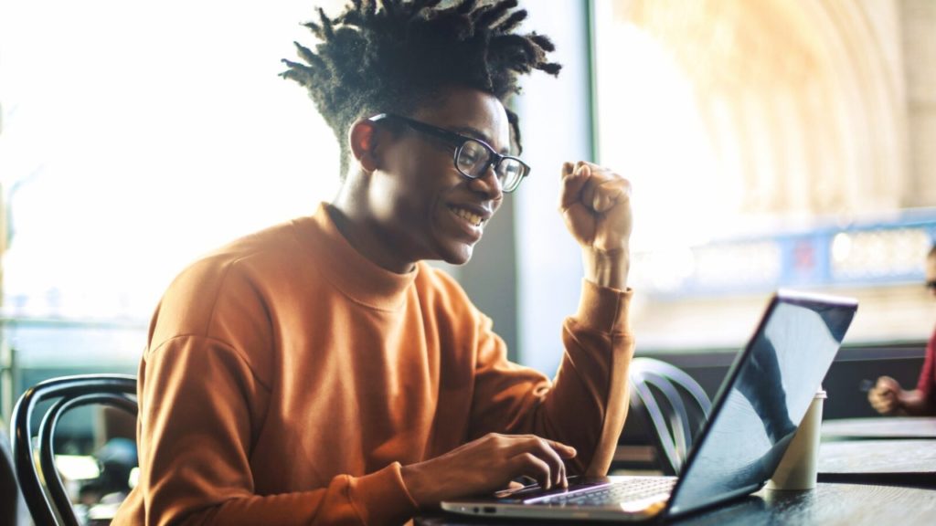 jovem estudando em curso profissionalizante